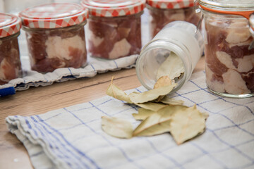 Schulter Fleisch roh mit Trichter in Einkochglas und Weckglas zum selbstgemacht Einkochen Einwecken...