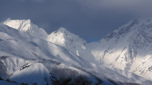 雪山と雲のアップが魅力的な冬景色の風景