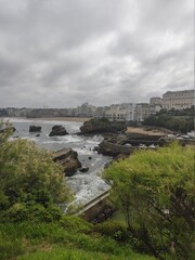 Plage et rochers sur la c&ocirc;te ennuag&eacute;e