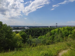 Ciel divis&eacute; entre soleil et nuages en campagne