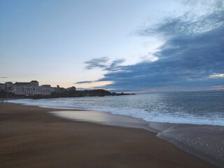 Plage &agrave; demi nuageuse
