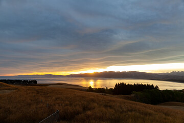 夕日に映るセカンドライフのイメージ　幸せな海外移住　リラックスな生活のイメージ