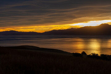 Fototapeta premium 夕日に映るセカンドライフのイメージ 幸せな海外移住 リラックスな生活のイメージ