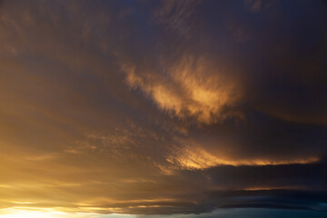 夕日に映るセカンドライフのイメージ　幸せな海外移住　リラックスな生活のイメージ