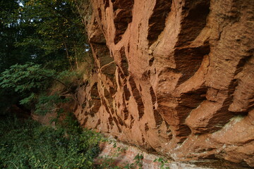 eine Steinwand mit grober Struktur
