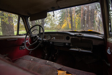 Fototapeta premium Coche abandonado deteriorado por el paso del tiempo y la naturaleza