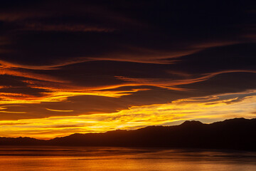 夕日に映るセカンドライフのイメージ　幸せな海外移住　リラックスな生活のイメージ