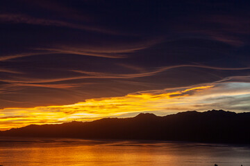 Obraz premium 夕日に映るセカンドライフのイメージ 幸せな海外移住 リラックスな生活のイメージ