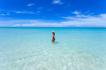 Fototapeta na wymiar リゾート地に海水浴をしに来た水着姿の女の子