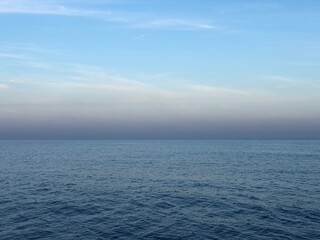 Atardecer en mitad del mar con el horizonte rosado