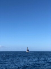Fototapeta premium Barc velero solitario navegando en el mar Mediterráneo