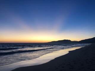 Anochecer en la orilla de la playa de Tarifa