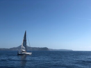 Obraz premium Barco velero navegando en el mar Mediterráneo