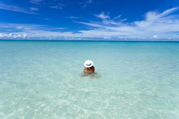 Fototapeta na wymiar リゾート地に海水浴をしに来た水着姿の女の子