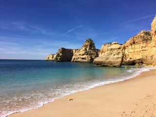 playa rocosa del Algarve en Portugal