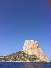 Peñón de Ifach de Calpe desde el mar con el cielo azul