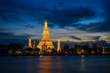 Naklejka premium Wat Arun Ratchawararam or Temple of Dawn and five pagodas during twilight, famous tourist destination in Bangkok, Thailand