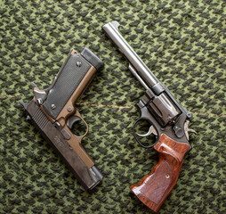 GUNS