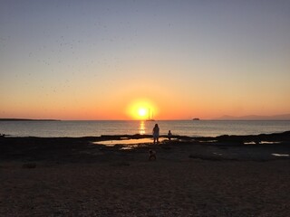 Atardecer con el cielo anaranjado y rosado en la playa cerca del mar de Formentera