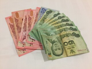 dinero, divisa, dinero en efectivo, agiotaje, financiaci&oacute;n, papel, bancario, euro, abundancia, billete, dolares, billete, aislada, blanco, banca, efectos, anotar, efectos, 100, economico, econom&iacute;a, an