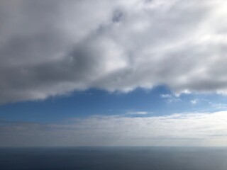 Nubes blancas en el cielo azul