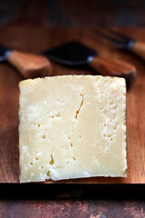queijo duro envelhecido feito de leite de ovelha e cabra, foco seletivo. 