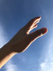 mano, cielo, dedo, azul, ademán, firmar, humana, dedo, brazo, concepto, mano, gente, la palma, carroceria, sol, símbolo, arriba, aprobado, pulgar, nube, nube, alcance, mujer, aislada, ayuda