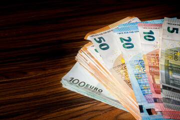 Euro-Banknoten mit Schwerpunkt auf 100-Euro- und 50-Euro-Banknoten
