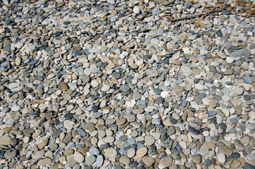 Sandstrand mit Kieselsteinen auf Sardinien