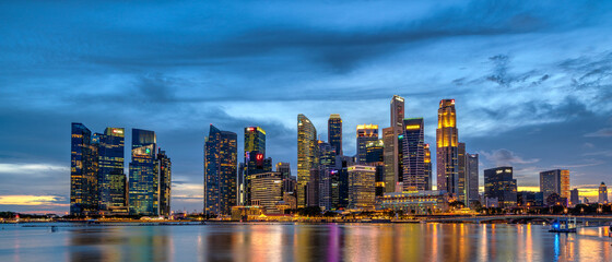 Obraz premium Wide panorama of Singapore cityscape at magic hour.