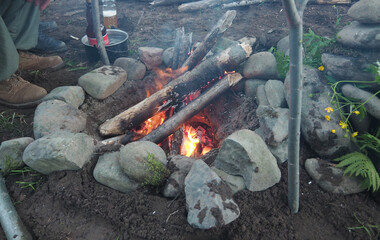 Obraz premium Bushcraft warming fire in the forest