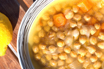 chickpea soup, chickpeas, carrot, red pepper, onion.