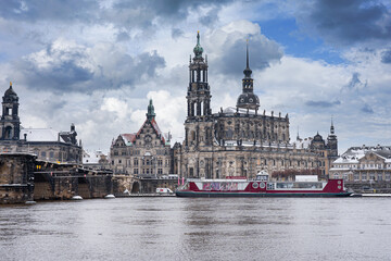 Fototapeta premium Dresden Winter Frauenkirche Elbe Kathetrale Kunstakademie Zitronenpresse Sachsen Deutschland Zwinger Schloss Blauer Himmel Wolken Georg Treu Platz Neumarkt