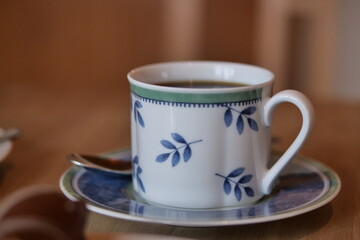 Kaffeetasse mit Muster und schwarzem Kaffee