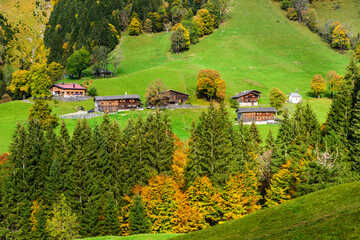 Blick auf die alte Bergbauern-Siedlung Gerstruben nahe Oberstdorf an einem herbstlichen Nachmittag