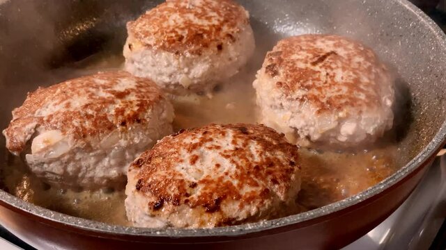 フライパンでハンバーグを焼いている映像 シズル 手づくり おうち時間 日本