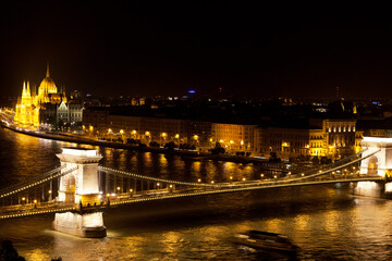 Fototapeta na wymiar Budapest: the Hungarian parliament and the bridge in evening illumination, Hungary