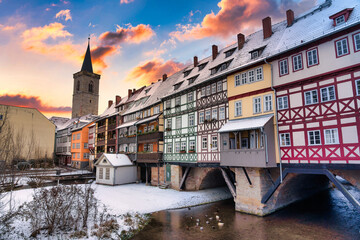 Die historische Krämerbrücke in Erfurt, Thüringen, Deutschland ist die längste bebaute Brücke Europas