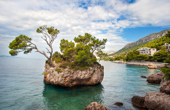 Der Brela-Stein am Strand Punta Rata, Kroatien
