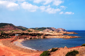 Menorca, Balearen, Spanje: het rode zand op het pad naar het strand van Cala Pregonda