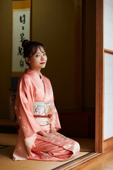美しい着物姿の若い女性の和室でのポートレート