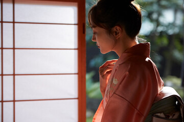 きれいな着物を着た若い女性の逆光のポートレート