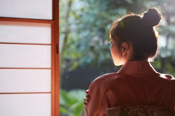 きれいな着物を着た若い女性の逆光のポートレート