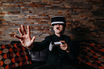 Gamer mit Virtual Reality Brille hebt erschrocken die Hand 