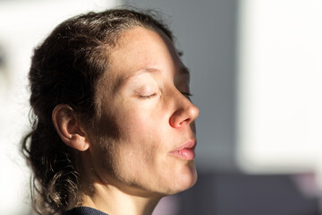 Fototapeta premium jeune femme prend le soleil