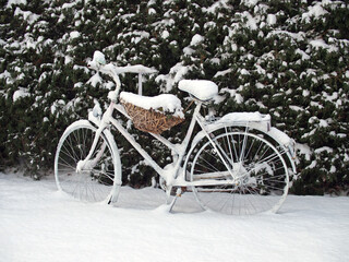 Fototapeta na wymiar Fahrrad im Schnee