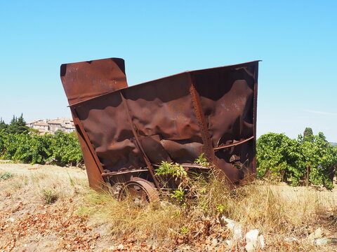 Ancien chariot de mine en fer rouill&eacute; ,&agrave; l'abandon