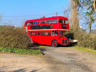 Bus typique anglais rouge garé sur un parking