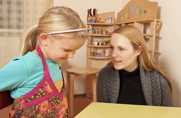 Logopädin und kleine Patientin in der Sprechstunde