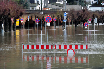 Hochwassser am Rhein an Bahntrasse in Vallendar bei Koblenz mit Absperrung von überflutetem...